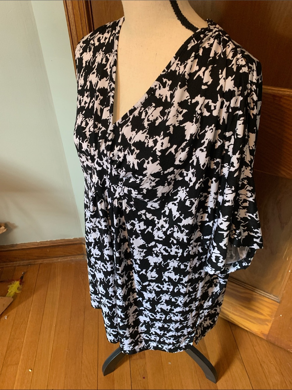 Avenue Studio Black and White Abstract Print V-Neck Top - Picture 5 of 10
